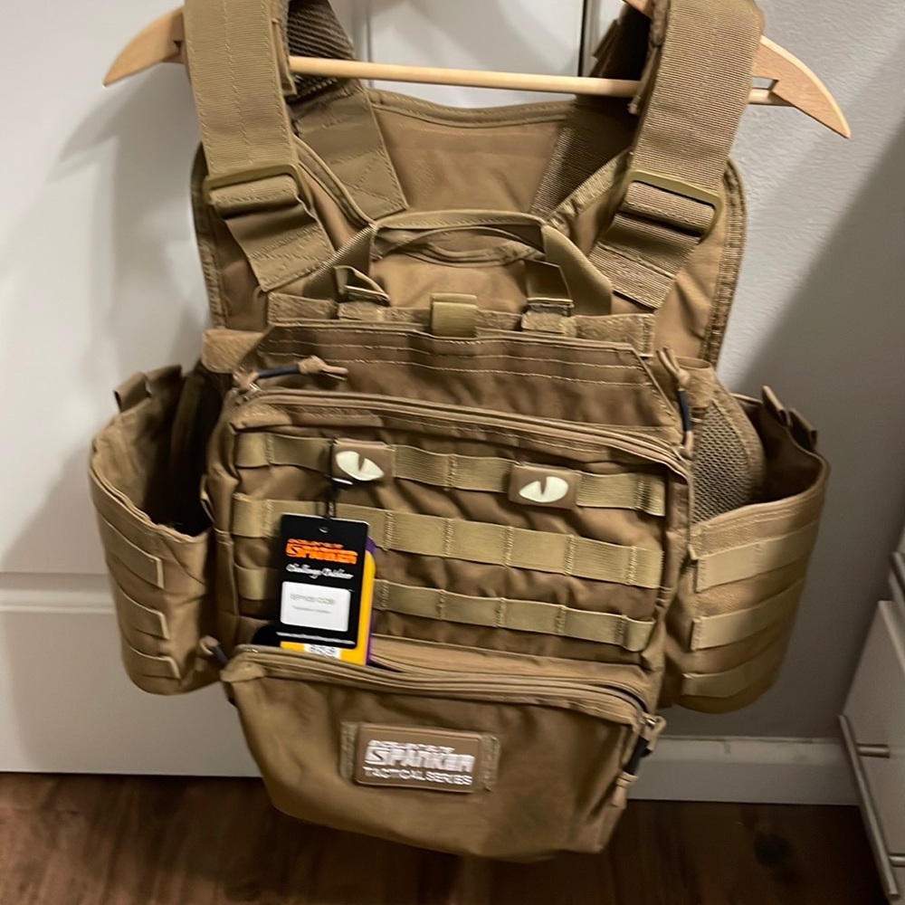 Never worn Condor tactical plate carrier W/mag pouch/placard/panel, backpack